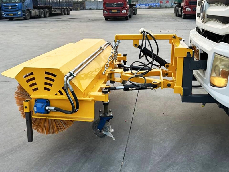 內蒙古高速，上線凱信掃雪滾和推雪鏟，大大提高除雪效率